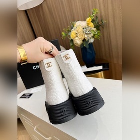 Новая осенне-зимняя модель ботильонов Chanel. Оригинальная форма,