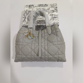 Популярная модель 2821 Dior серого цвета, новая коллекция осень-з