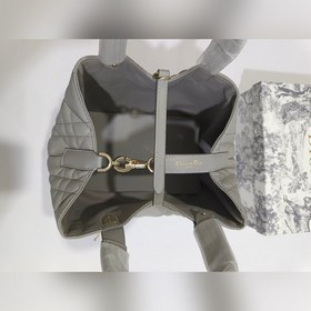 Популярная модель 2821 Dior серого цвета, новая коллекция осень-з