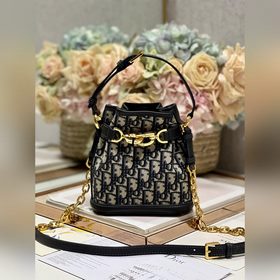 Популярная сумка CEST DIOR в цвете «блакитный» Эта сумка Cest Dio
