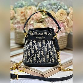 Популярная сумка CEST DIOR в цвете «блакитный» Эта сумка Cest Dio