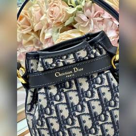 Популярная сумка CEST DIOR в цвете «блакитный» Эта сумка Cest Dio