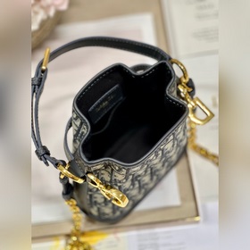 Популярная сумка CEST DIOR в цвете «блакитный» Эта сумка Cest Dio