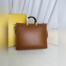 Коричневый Средняя сумка Fendi для покупок Кожаная сумка-тоут Под