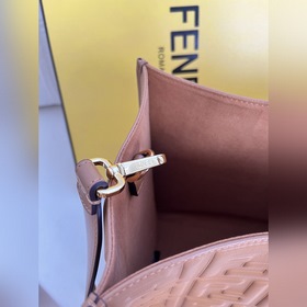 Коричневый тисненый Средняя сумка Fendi для покупок Кожаная сумка