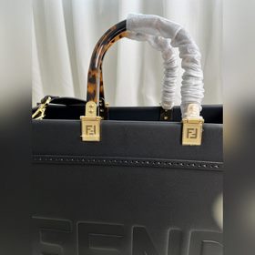 Черный Средняя сумка Fendi для покупок Кожаная сумка-тоут Подробн