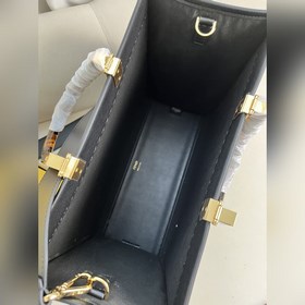 Черный Средняя сумка Fendi для покупок Кожаная сумка-тоут Подробн