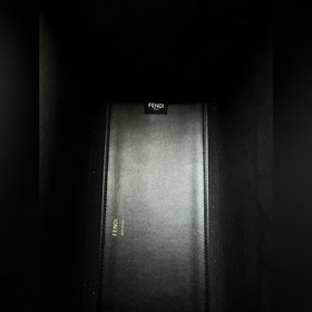 Черный Средняя сумка Fendi для покупок Кожаная сумка-тоут Подробн