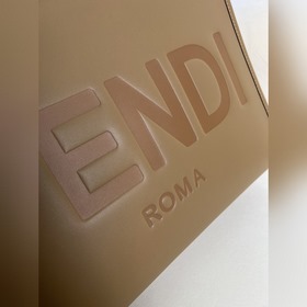 Средняя сумка Fendi Sunshine Кожаная сумка-тоут Подробнее Средняя