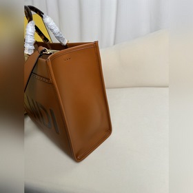 Средняя сумка Fendi Sunshine Кожаная сумка-тоут Подробнее Средняя