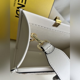 Средняя сумка Fendi Sunshine Кожаная сумка-тоут Подробнее Средняя