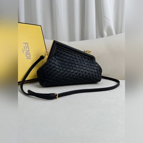 Черный плетеный Серия Fendifirst отличается дизайном с буквой F, 