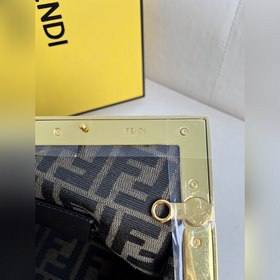 Черный плетеный Серия Fendifirst отличается дизайном с буквой F, 