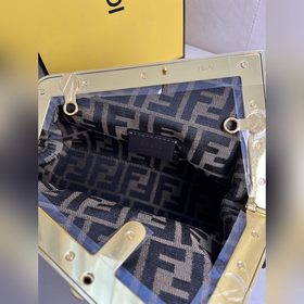 Черный плетеный Серия Fendifirst отличается дизайном с буквой F, 