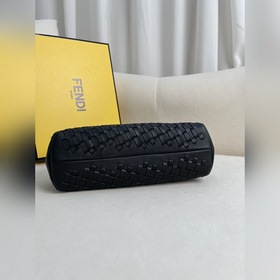Черный плетеный Серия Fendifirst отличается дизайном с буквой F, 