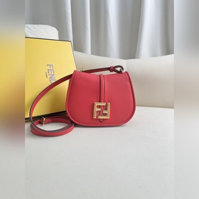 Маленькая сумка Маленькая сумка FENDI из черной кожи с женственны