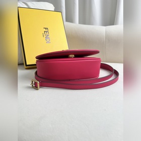 Маленькая сумка Маленькая сумка FENDI из черной кожи с женственны