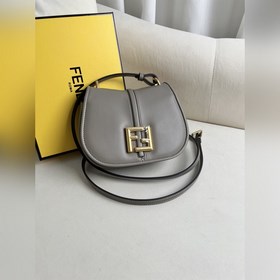 Голубой FENDI Маленькая сумка из черной кожи с женственнымизогнут