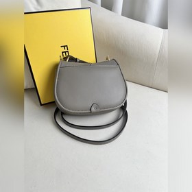 Голубой FENDI Маленькая сумка из черной кожи с женственнымизогнут