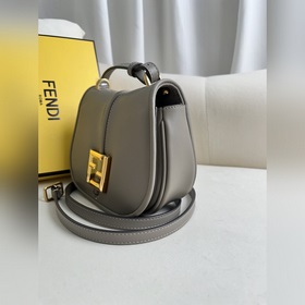 Голубой FENDI Маленькая сумка из черной кожи с женственнымизогнут