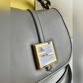 Голубой FENDI Маленькая сумка из черной кожи с женственнымизогнут