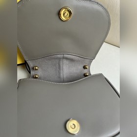 Голубой FENDI Маленькая сумка из черной кожи с женственнымизогнут
