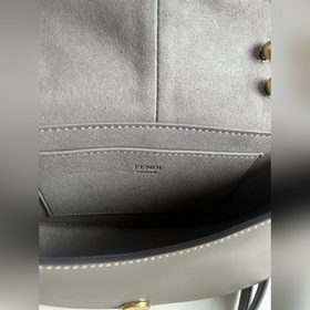 Голубой FENDI Маленькая сумка из черной кожи с женственнымизогнут