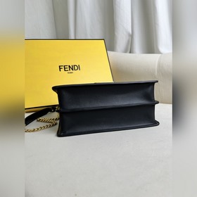 Каки с черным Fend1KanU с двойным логотипом F FEND1 представляет 