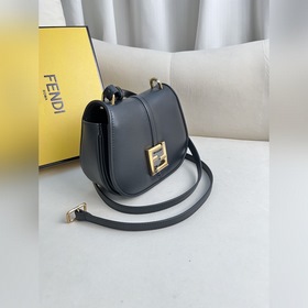 Маленькая сумка черного цвета Маленькая сумка FENDI из черной кож