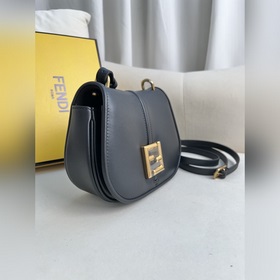 Маленькая сумка черного цвета Маленькая сумка FENDI из черной кож