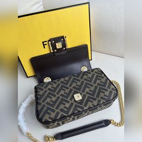Iconic Средняя сумка Iconic Baguette с цепочкой, изготовлена из т