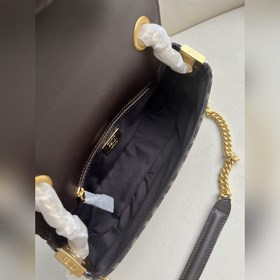 Iconic Средняя сумка Iconic Baguette с цепочкой, изготовлена из т