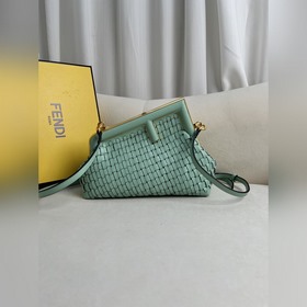 Зеленое плетение Серия fendifirst отличается дизайном с буквой F,