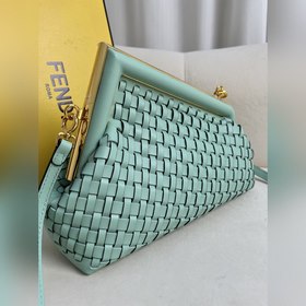 Зеленое плетение Серия fendifirst отличается дизайном с буквой F,