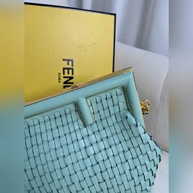 Зеленое плетение Серия fendifirst отличается дизайном с буквой F,