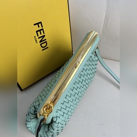 Зеленое плетение Серия fendifirst отличается дизайном с буквой F,