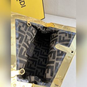 Зеленое плетение Серия fendifirst отличается дизайном с буквой F,