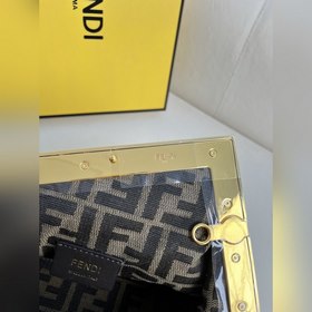 Зеленое плетение Серия fendifirst отличается дизайном с буквой F,