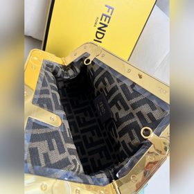 Зеленое плетение Серия fendifirst отличается дизайном с буквой F,
