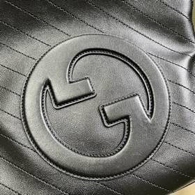 Маленькая сумка Gucci Blondie из серии Blondie в оригинальной зел