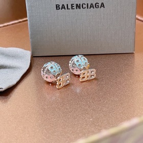 BALENCIAGA Парижские серьги-гвоздикиз серии «Королевская комбинац