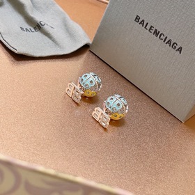 BALENCIAGA Парижские серьги-гвоздикиз серии «Королевская комбинац