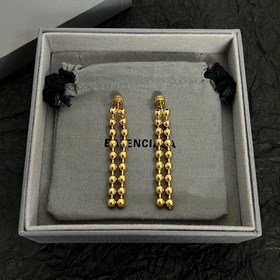 Balenciaga Серьги-гвоздики, лаконичные и элегантные, изготовлены