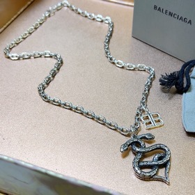 240  Оригинальный товар, новая модель. Ожерелье Balenciaga. Нов