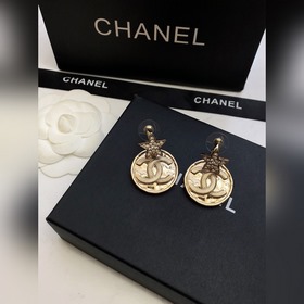 Новые серьги-гвоздики Chanel Новые серьги-гвоздики Chanel c3 с дв