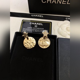 Новые серьги-гвоздики Chanel Новые серьги-гвоздики Chanel c3 с дв