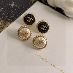 CHANEL Шамфань магнетит жемчуг буквы новые серьги-гвоздики с ориг