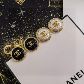 CHANEL Шамфань магнетит жемчуг буквы новые серьги-гвоздики с ориг