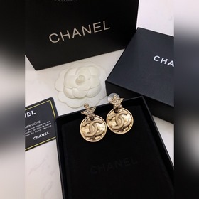 Новые серьги-гвоздики Chanel Новые серьги-гвоздики Chanel c3 с дв