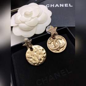 Новые серьги-гвоздики Chanel Новые серьги-гвоздики Chanel c3 с дв
